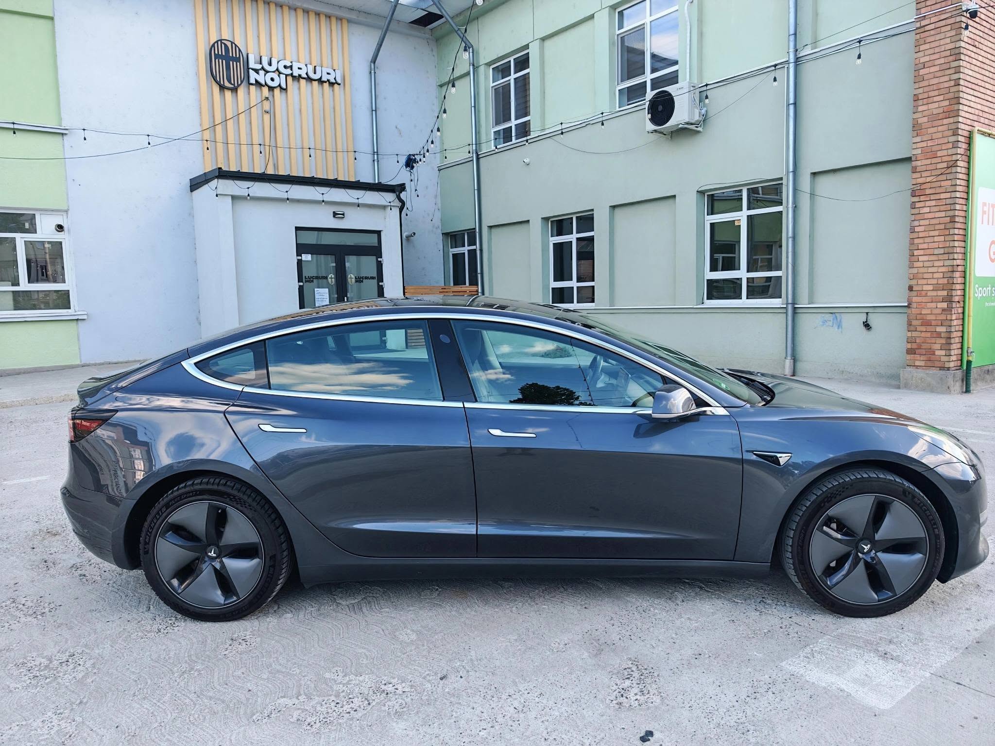 
								Tesla Model 3 Dual Motor Long Range – An 2019 – 420 km Autonomie full									