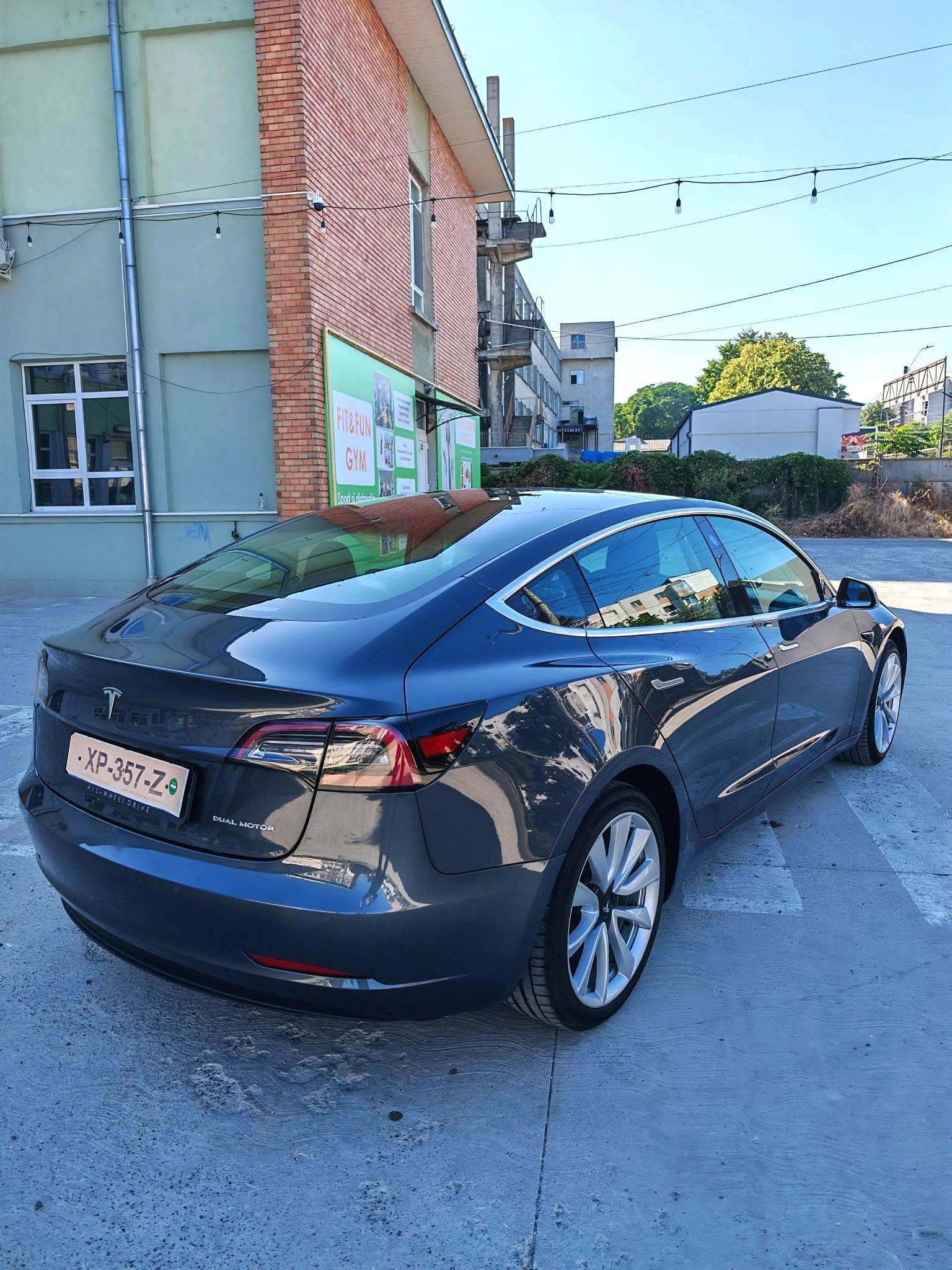 
								Tesla Model 3 – Dual Motor Long Range – An 2019 – 346 CP – 150.000 km full									